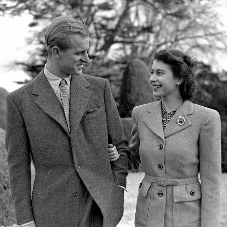 12 Fotos Para Recordar y Honrar La Memoria Del Príncipe Felipe  La reina y el duque aparecen aquí en 1947 durante su luna de miel en Broadlands en Hampshire