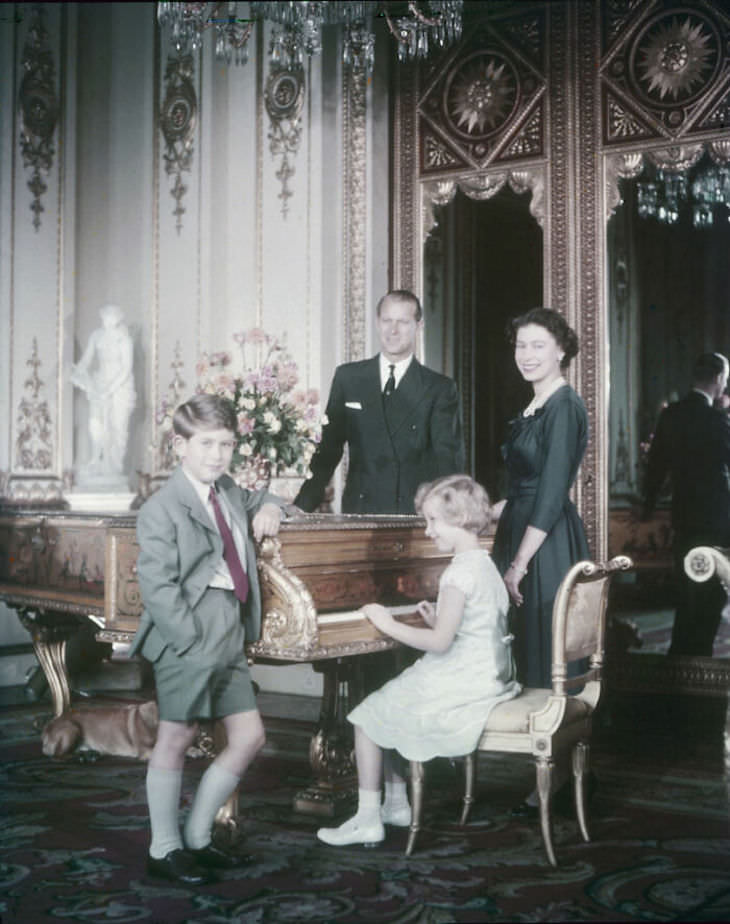 12 Fotos Para Recordar y Honrar La Memoria Del Príncipe Felipe La reina, el duque de Edimburgo, el duque de Cornualles y la princesa Ana, octubre de 1957