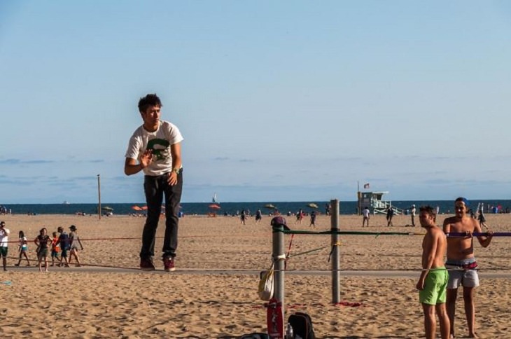 OIlusiones Ópticas Gigantes hombre en la playa con personas en miniatura