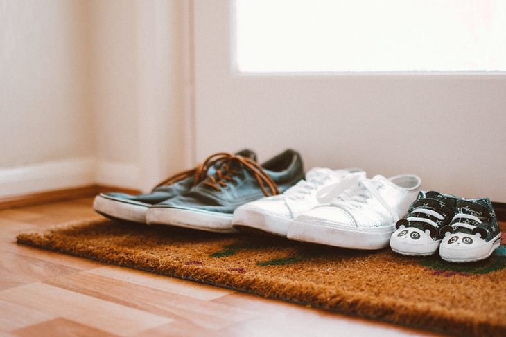 Trucos Para Reducir El Polvo En Casa No uses zapatos dentro de la casa