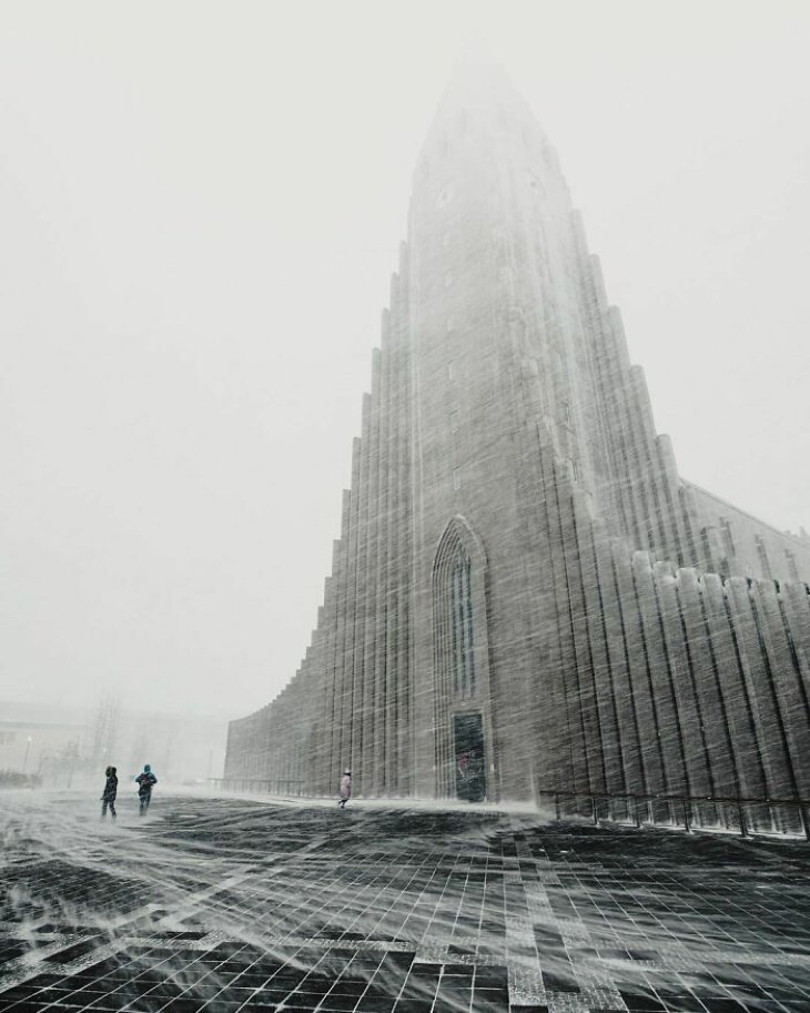 25 Asombrosos Edificios Vista invernal de la iglesia Hallgrímskirkja, en Reikiavik, Islandia