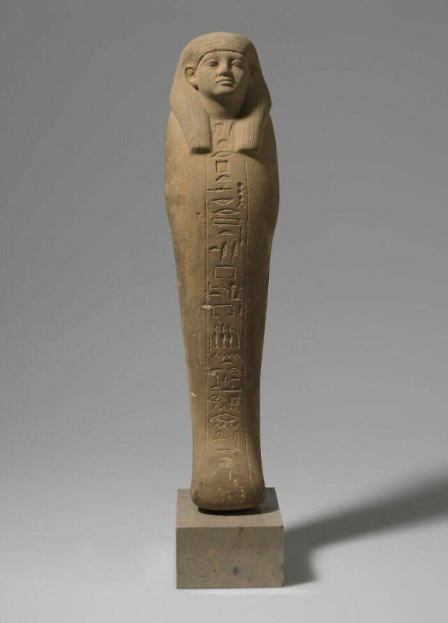 Funeral momiforme con manos ocultas; Nymaâtrê Amenemhat III (1862 a. C. - 1757 a. C.)