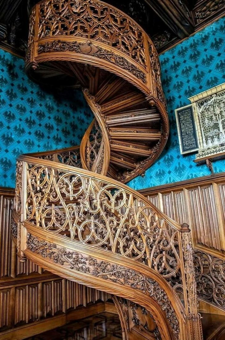 25 Asombrosos Edificios Esta escalera de caracol data de 1851. Se encuentra en el castillo de Lednice, en la República Checa, y fue tallada en un solo árbol