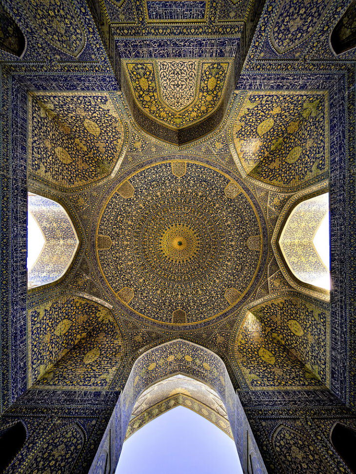 25 Asombrosos Edificios El techo ricamente decorado de la mezquita Shah, Isfahan, Irán