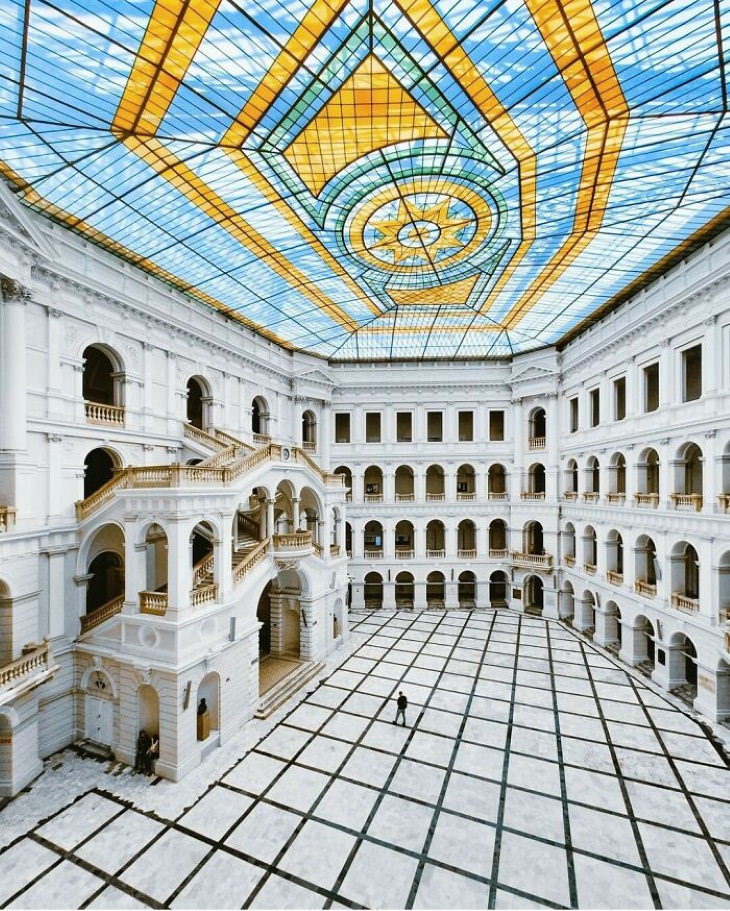25 Asombrosos Edificios El edificio principal de la Universidad Tecnológica de Varsovia (1899), Polonia