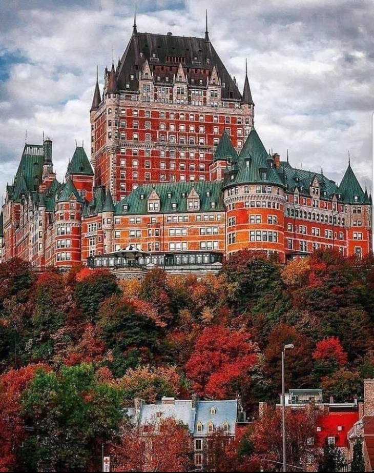 25 Asombrosos Edificios "Fairmont Le Château Frontenac Canada" es un hotel de lujo en Quebec, Canadá