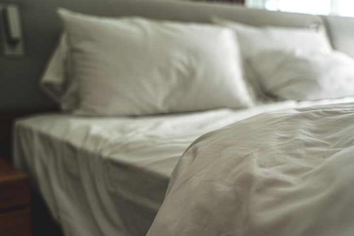 Trucos Para Reducir El Polvo En Casa Cambia tus sábanas cada semana y lava tus almohadas