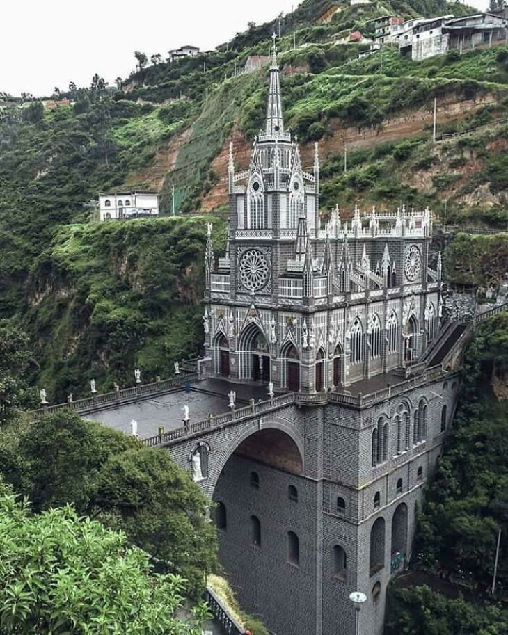 25 Asombrosos EdificiosEl Santuario Nacional Basílica de Nuestra Señora de Las Lajas, en Nariño, Colombia