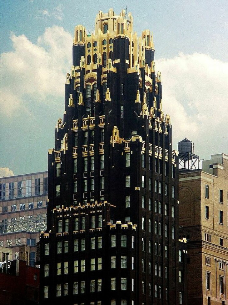 25 Asombrosos Edificios El American Radiator Building en la ciudad de Nueva York es un rascacielos neogótico temprano en Midtown Manhattan, terminado en 1924