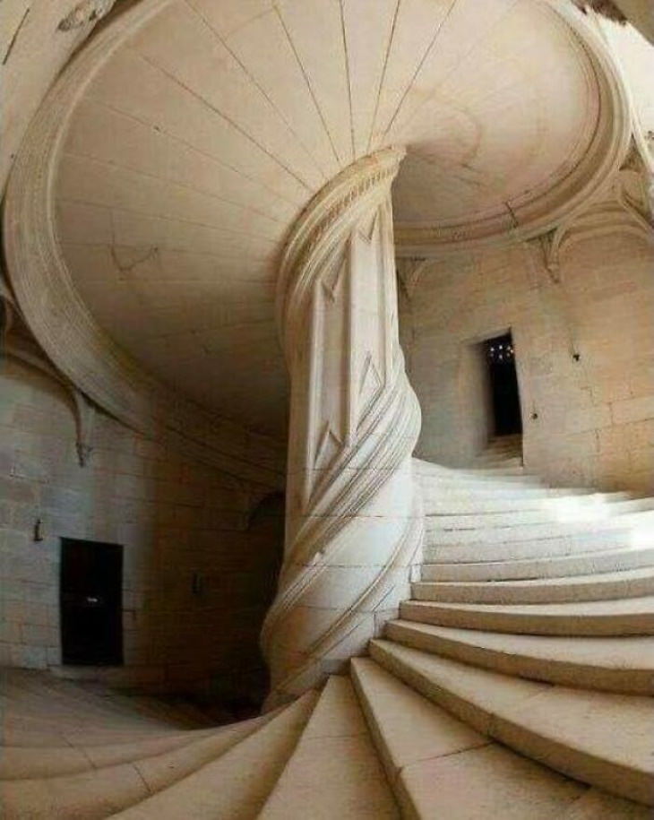 25 Asombrosos Edificios Esta es una escalera de caracol diseñada por Leonardo Da Vinci en 1516. Está ubicada en el Chambord Chateau, en el Valle del Loira, Francia