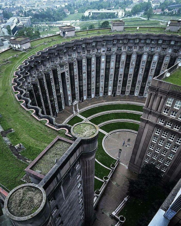 25 Asombrosos Edificios Les Espaces D'abraxas es un complejo de apartamentos de la década de 1980 en Noisy-Le-Grand, cerca de París, en Francia