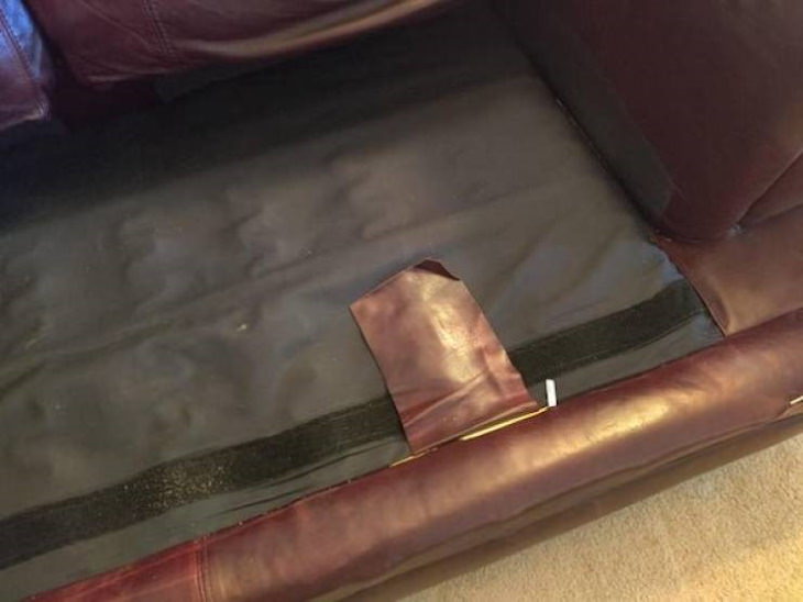 8. Si su sofá tiene una de esas pequeñas solapas hechas de la misma tela, úsela para parchear productos de limpieza de prueba.