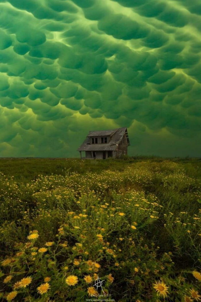 Lugares Espectaculares Nubes Mammatus sobre una casa abandonada en Dakota del Sur. Estas nubes son una señal de advertencia de una gran tormenta