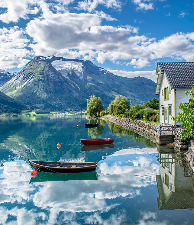 Lugares Espectaculares El pueblo de Oppstryn, Noruega, está situado junto al gran lago Oppstrynsvatnet y parece sacado de un cuento de hadas