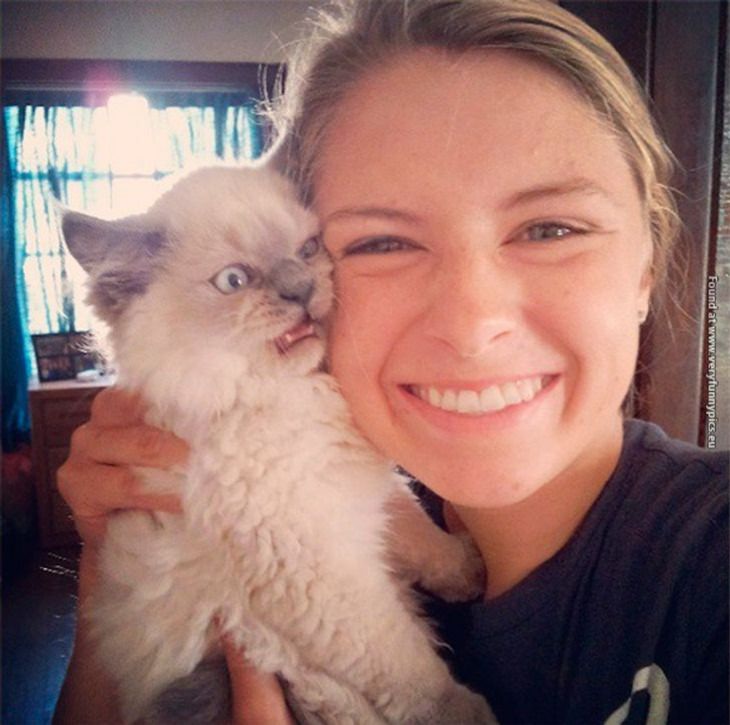  Divertidas De Animales Con Reacciones Graciosas Mujer con su gato