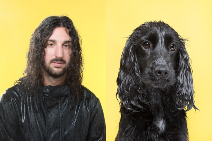 Divertidas Fotos De Perros Que Se Parecen a Sus Dueños chico con cabello largo y su perro