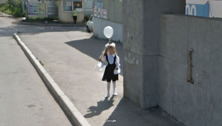 7. El globo coincide con el uniforme escolar de la niña.