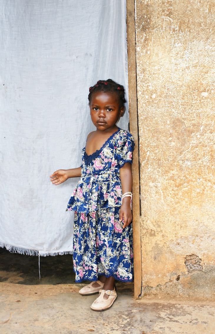 Fotos De Camerún De Ziya Atkurer Niña con vestido azul