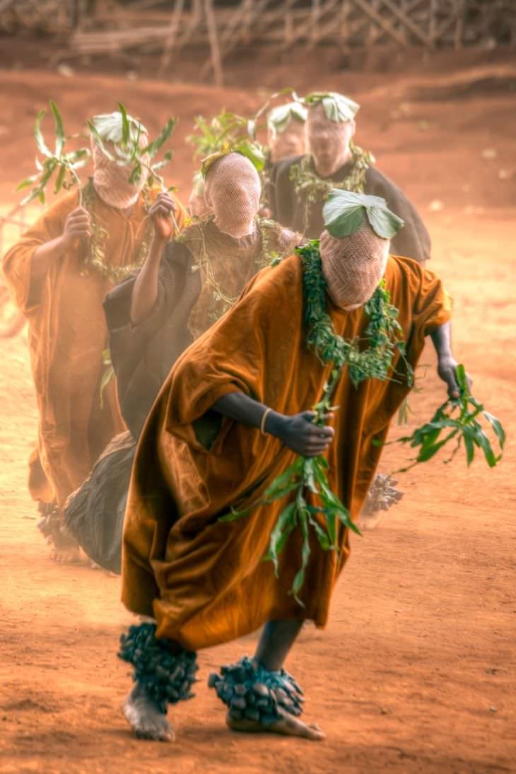 Fotos De Camerún De Ziya Atkurer Hombres con ramas danzando