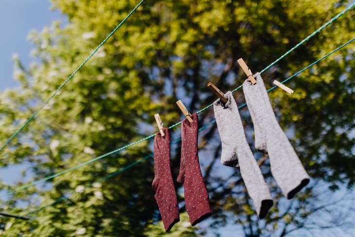 Consejos Para Alargar La Longevidad De Tus Calcetines Ten en cuenta la forma en que secas los calcetines