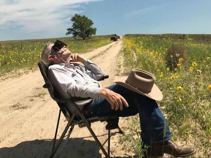 15. "El abuelo de 82 años de mi marido contemplando el eclipse en un antiguo camino de tierra".