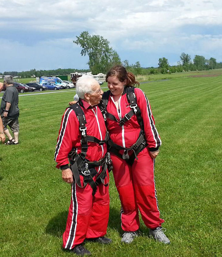 13. Nunca es demasiado tarde para las aventuras: abuelo y nieta saltan juntos en paracaídas.