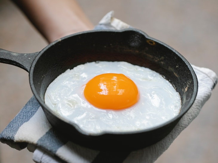 4. ¿Huevo frito pegado a la sartén? Deja que la sartén se enfríe un poco sobre un paño de cocina húmedo puede hacer que el proceso de despegado sea más fácil y rápido.