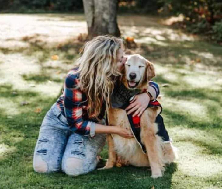15 Dulces Fotos De Perros Con Las Sonrisas Más Alegres Perro recibiendo un beso de su dueña