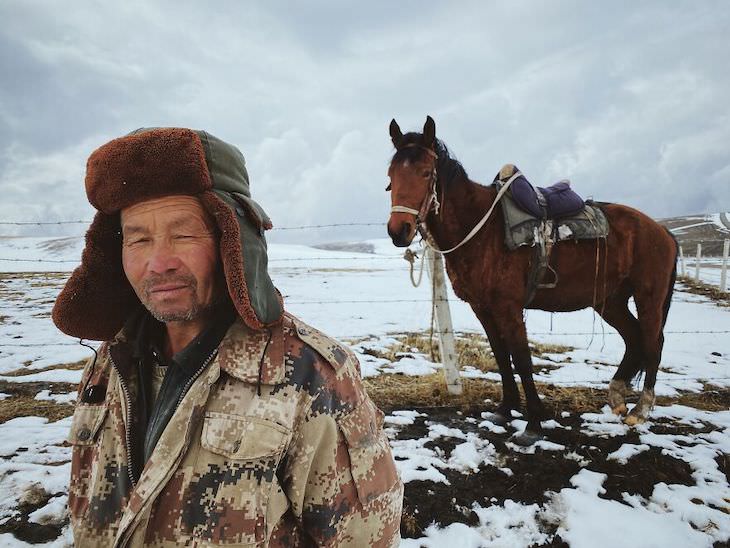 Ganadores De Los Premios De Fotografía Móvil Ganador del fotógrafo del año: El hombre y su caballo por Dan Liu