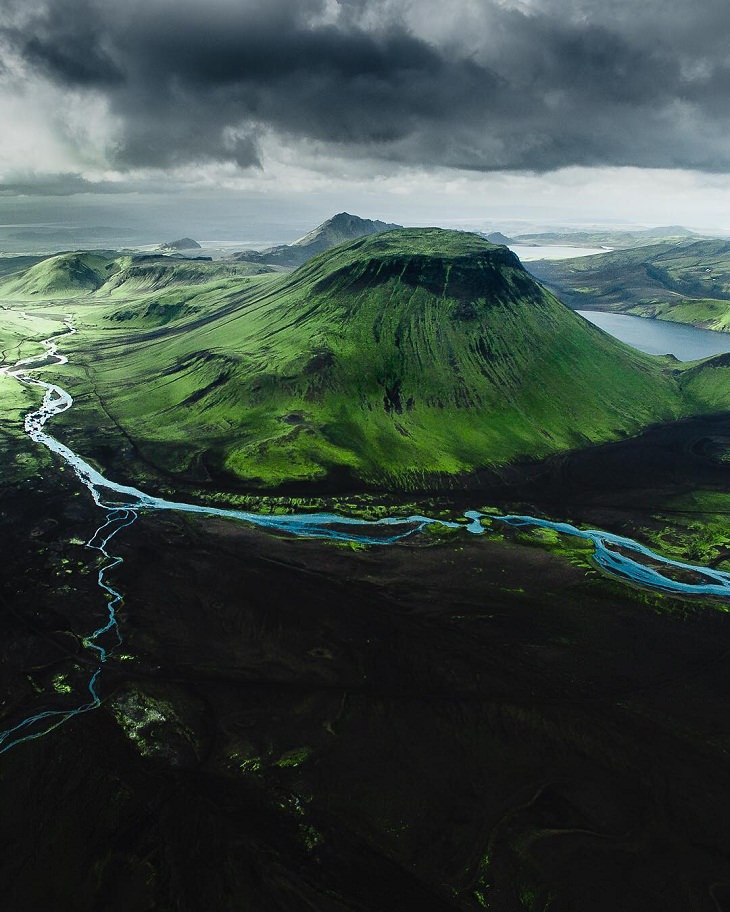 Fotos Aéreas De Islandia Montañas verdes y nubes negras