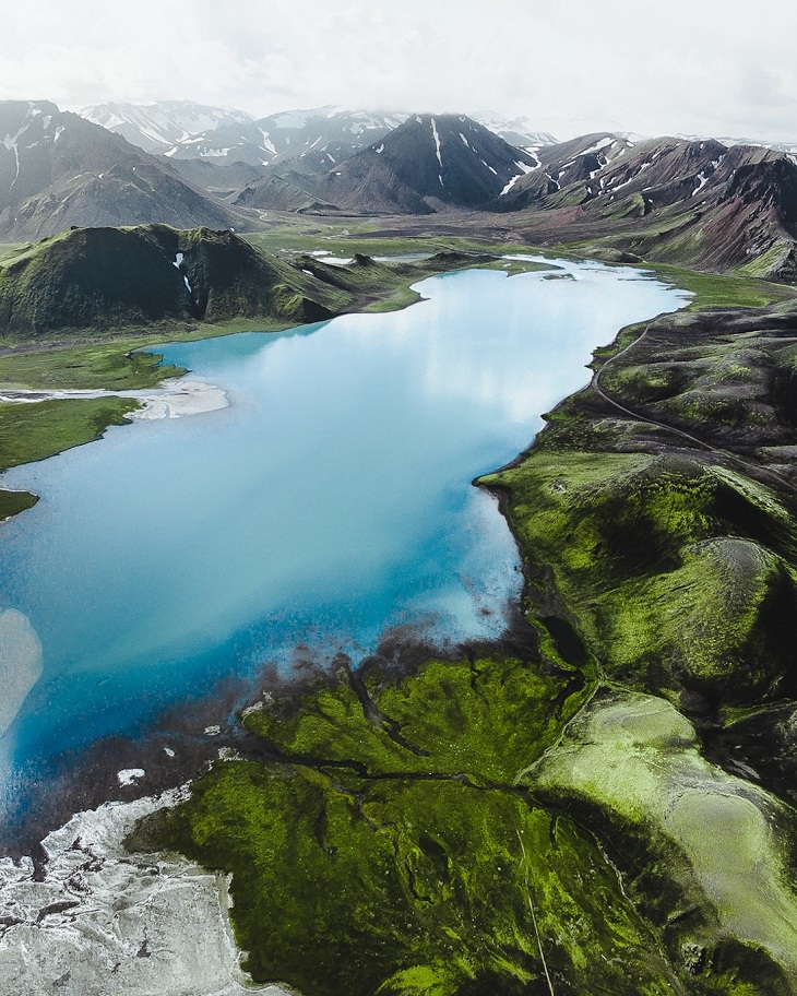 Fotos Aéreas De Islandia Montañas con laguna