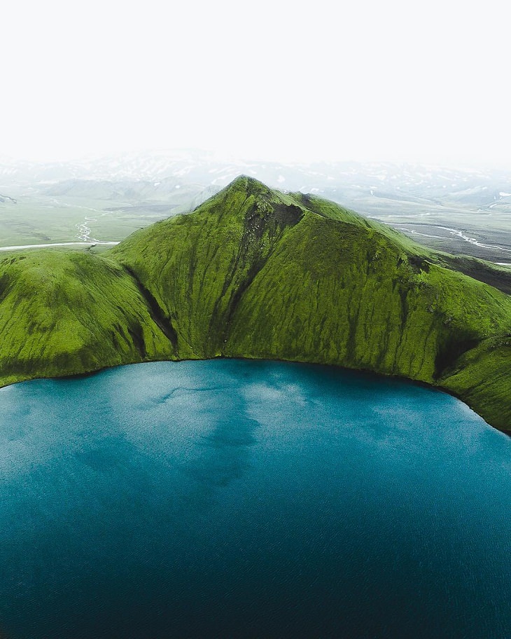 Fotos Aéreas De Islandia Montaña y lago