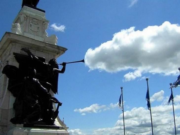 22 Ilusiones Ópticas Que Lograrán Confundirte Estatua soplando una nube