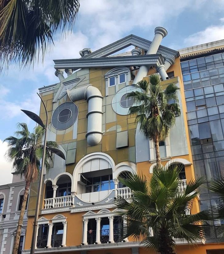 Rarezas Arquitectónicas ¿Soy solo yo o este edificio en Batumi, Georgia, parece que tiene una cara?