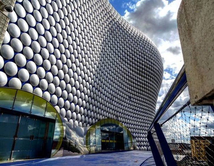 Rarezas Arquitectónicas El edificio Selfridges en Birmingham, Reino Unido, es parte de un centro comercial y parece estar cubierto de plástico de burbujas. 