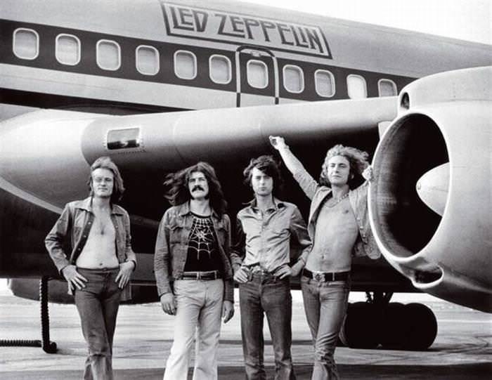 Historias Contadas Con Fotos Asombrosas Los integrantes de Led Zepplin preparándose para abordar un avión (1973)