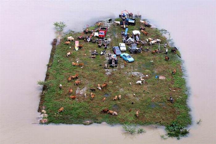 Historias Contadas Con Fotos Asombrosas Una imagen real de la aldea malaya, Jeram Perdas, después de una inundación severa