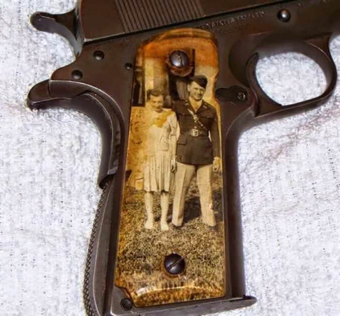 Historias Contadas Con Fotos Asombrosas Soldados de la Segunda Guerra Mundial colocando fotos familiares en sus pistolas
