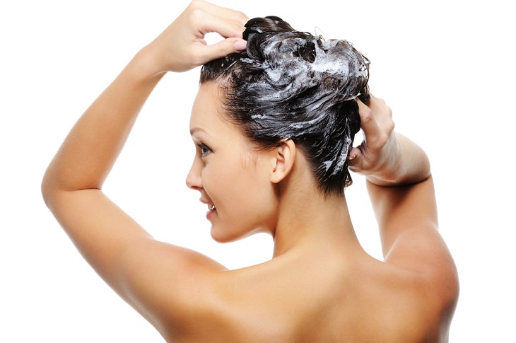 ¿El lavado frecuente con champú realmente daña tu cabello?