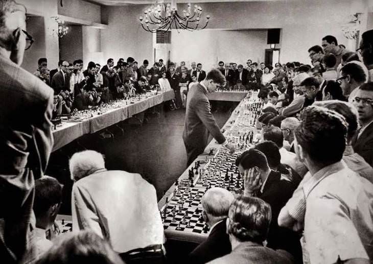 Conmovedoras Fotos Que Nos Muestran La Belleza De La Naturaleza Bobby Fischer, considerado por muchos como el mejor jugador de ajedrez que jamás haya existido, jugó con 50 oponentes simultáneamente en 1964