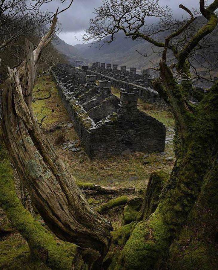 Conmovedoras Fotos Que Nos Muestran La Belleza De La Naturaleza Cabañas de mineros abandonadas en una cantera de pizarra en Snowdonia, Gales del Norte. La cantera cerró en 1969 debido al declive de la industria