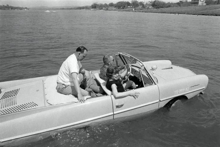 Conmovedoras Fotos Que Nos Muestran La Belleza De La Naturaleza  El presidente Lyndon B. Johnson era dueño de un automóvil para hacer surf en el agua. Solía ​​asustar a los invitados con eso