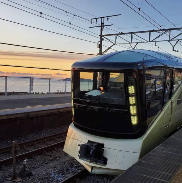 Lujoso Tren Japonés Paisaje al atardecer