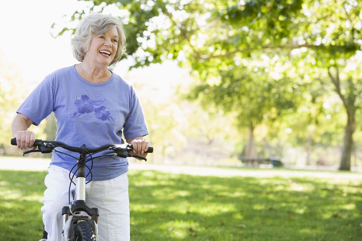 Beneficios Del Ciclismo En La Tercera Edad Te ayuda a perder peso