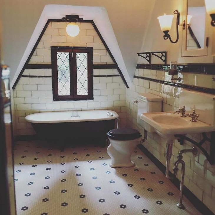 Diseños De Habitaciones Antiguas En Miniatura El baño en una casa Tudor de los años 20