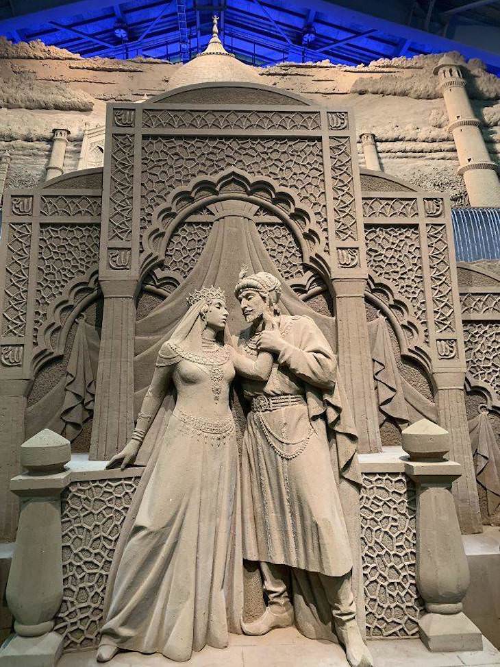 Increíbles Exhibiciones De Museos Que Deberías Ver Una impresionante escultura de arena en el Museo de ArenaTottori de Japón.
