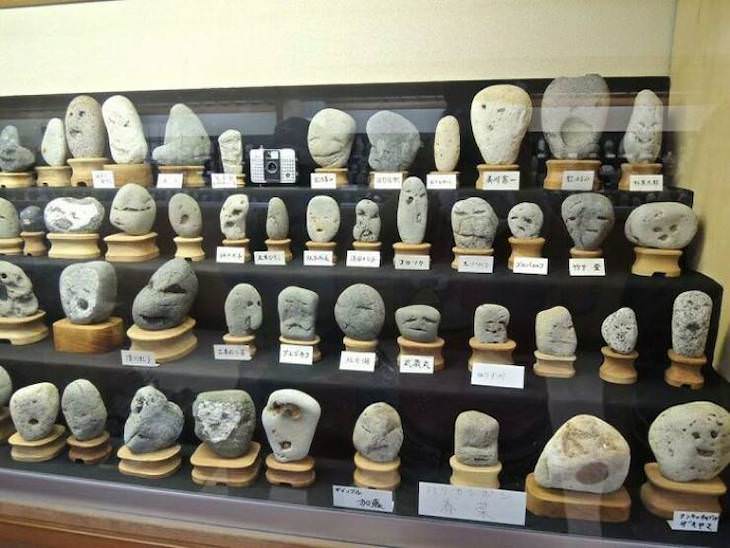Increíbles Exhibiciones De Museos Que Deberías Ver En Chichibu, Japón, hay un museo extraño; se llama Chinsekikan (que significa salón de rocas curiosas) y alberga más de 1700 rocas que se asemejan a rostros humanos.