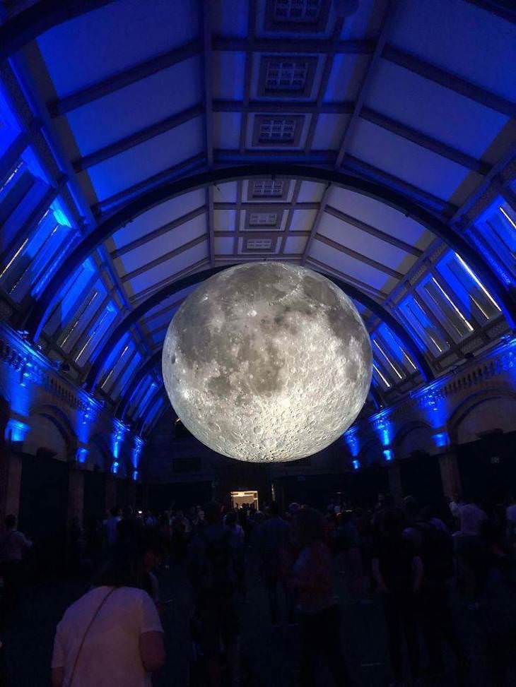 Increíbles Exhibiciones De Museos Que Deberías Ver El Museo de la Luna es una instalación de arte itinerante del artista británico Luke Jerram.
