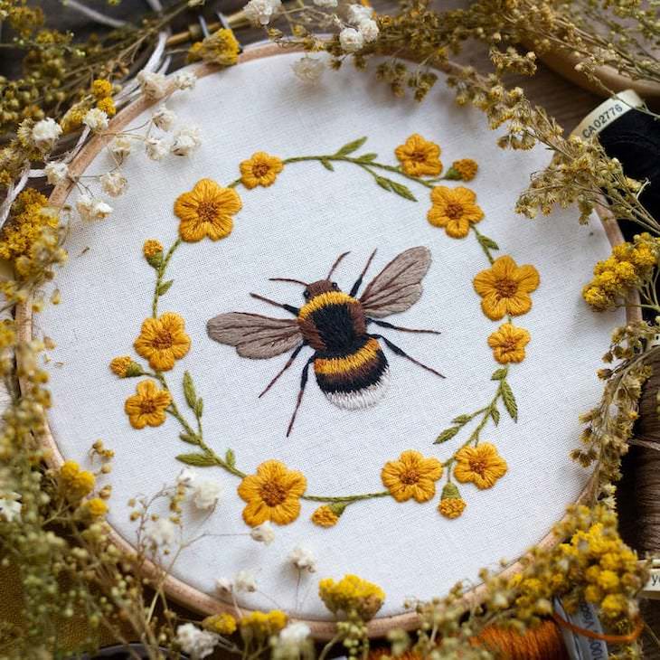 Piezas De Bordado Bastante Creativas e Ingeniosas Bordado de abejas por Emillie Ferris