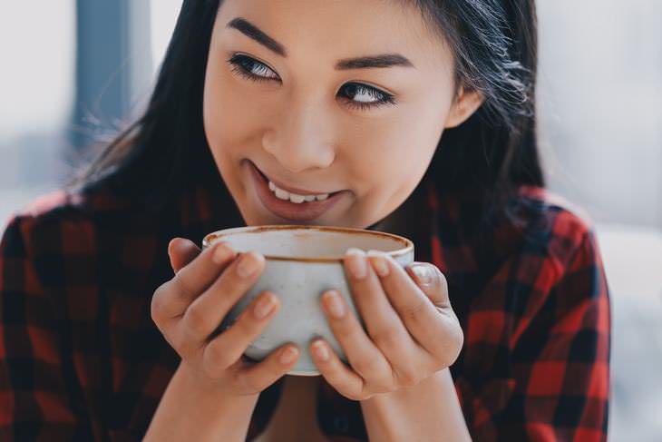 Las  Bebidas Calientes Pueden Aumentar Tu Riesgo De Cáncer, mujer bebiendo café